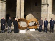 Official reception for Santiago Cathedral Foundation, of the commemorative sculpture of the 800 Anniversary of the consecration of Santiago of Compostela Cathedral, donated for "Hijos de Rivera". From left to right, Daniel Laurence Saint-Like, The Director of Santiago Cathedral Foundation, José María Rivera Trallero, Managing director of Rivera's Hijos, José María Díaz Fernández, Deán of the Cathedral of Santiago, Manuel Patinha, author of the sculpture, and Corporación's counsellors Hijos of Rivera, Fernando Hernández Rivera and Ramón Blanco Rajoy Rivera..