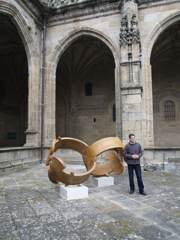 Le sculpteur Manuel Patinha, devant la sculpture "800", commémoratif de 800 l'Anniversaire de la consécration de la Cathédrale Saint-Jacques-de-Compostelle. 29/2/2012.