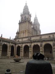 Sight of the cloister of the Cathedral of Santiago, with the sculpture "800" to the bottom.