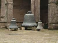 Las viejas campanas de la Catedral de Santiago, en una esquina del Claustro del Museo Catedralicio. Santiago, 29/2/2012.
