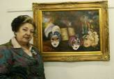 Mary Carmen Calviño ante una de las obras que podrá contemplarse en la exposición