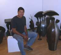 Patinha entre algunas esculturas, prepara su exposición en el Torrente Ballester