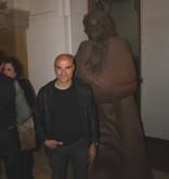 Ramón Conde, junto a su escultura "Morte", 220x80x90 cm., 1985. En la muestra, "73x73x273, A Irmá do sono". Lugo marzo 2012.