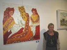 Pilar Fandiño, en la inauguración de la exposición en "Espacio Cultura", de Espacio Coruña. Al lado, su obra "A conversa", óleo a espátula
