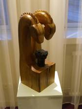 "Guardando el tesoro", escultura en madera de castaño y acero de Manuel Gandullo. Hotel Almirante-Carrís, Marzo 2012.
