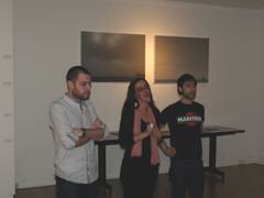 Pilar Blanco Vidal, acompañando a los artistas, Oscar Cabana y Pablo Mella, en la presentación de la exposición. Sargadelos, marzo 2012